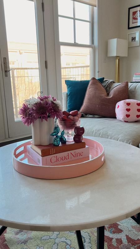 Living room with a coffee table decorated with spring-style flowers.