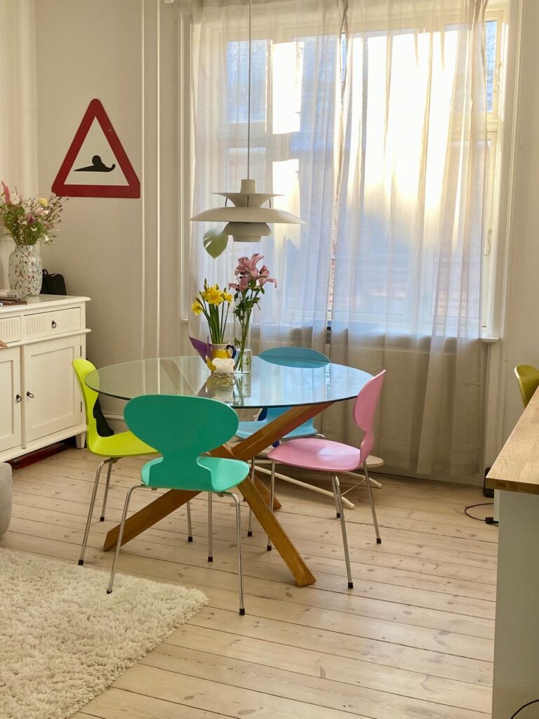 Round table ideas for tiny apartment dining rooms.