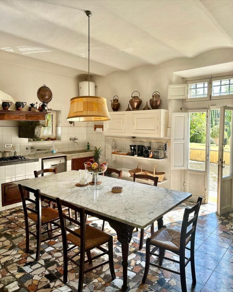 What to put on top of kitchen cupboards: 14 chic decorating ideas.