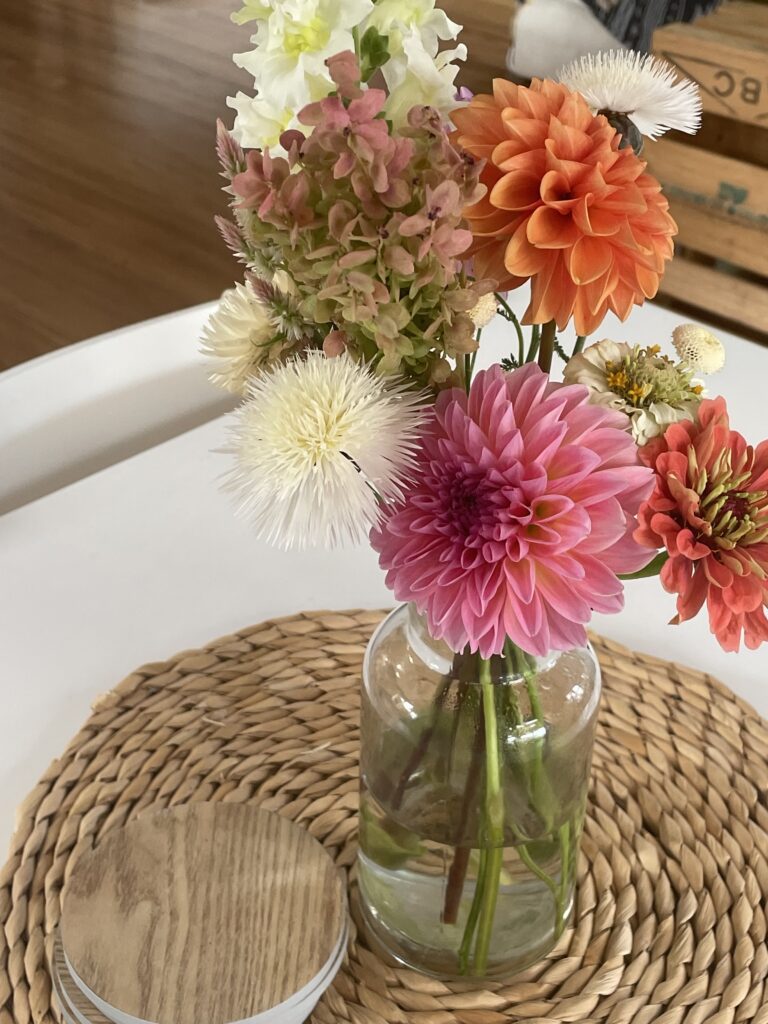 Centrepiece for a small dining room 